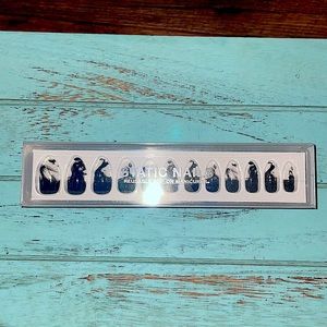 Static Nails Reusable Pop On Manicure in the shade Smoke Show & shape is Almond